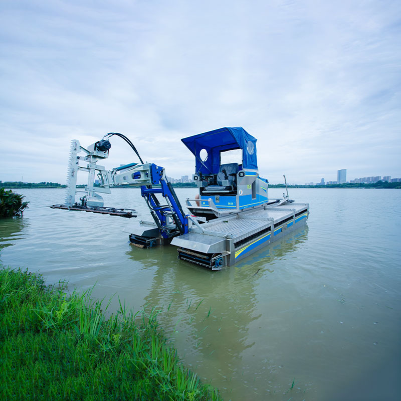 WD500 Amphibious Waterweed Harvesting Vehicle